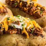 Batata recheada com estrogonofe de frango