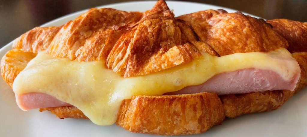 Croissant de presunto e queijo