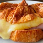 Croissant de presunto e queijo