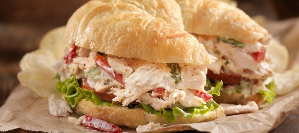 Croissant recheado com frango cremoso