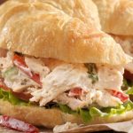 Croissant recheado com frango cremoso