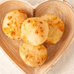 Pão de queijo de 3 ingredientes (tapioca, queijo e requeijão)