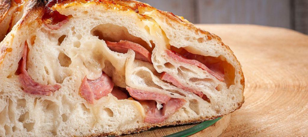 Pão recheado com calabresa