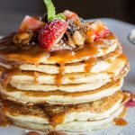 Panqueca americana com calda de morango