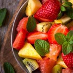 Salada de frutas com morango e hortelã
