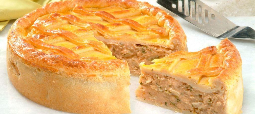 Torta de frango com requeijão e massa podre