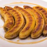 Banana assada com canela e mel