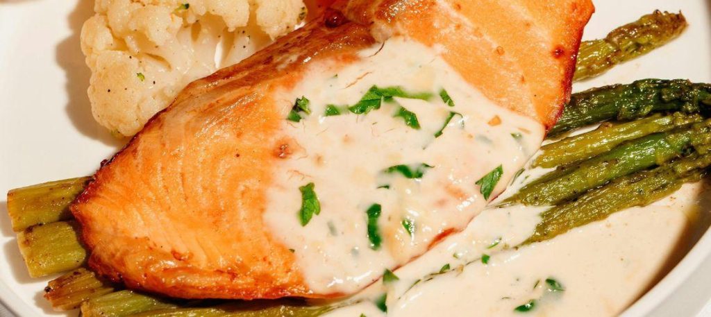 Salmão ao forno com brócolis