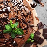 Torta de bolacha com creme e chocolate