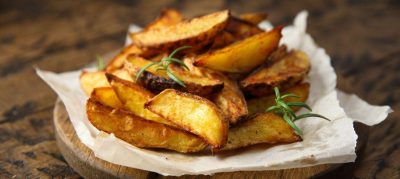 Batata rústica assada com ervas e parmesão
