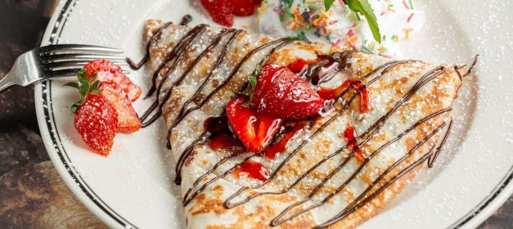 Crepe doce de morango com chocolate