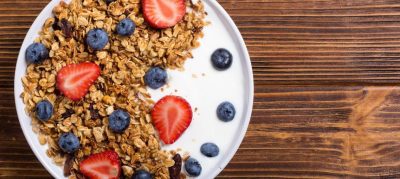 Iogurte natural com granola e frutas
