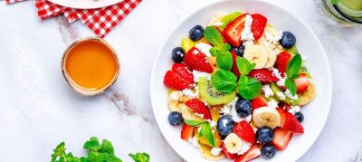 Salada de frutas com mel e hortelã