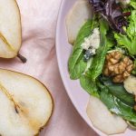 Salada de rúcula com pera e nozes