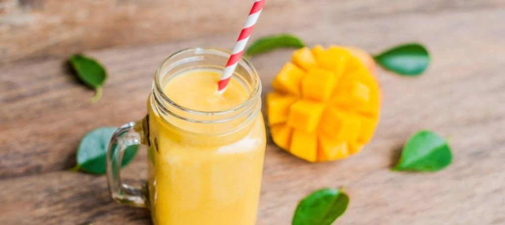 Smoothie de manga com iogurte