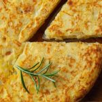 Torta de bacalhau com batata e cebola