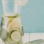 Água saborizada com pepino e limão