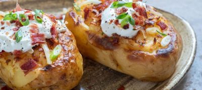 Batata recheada com queijo e bacon