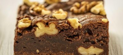 Bolo de nozes com cobertura de açúcar