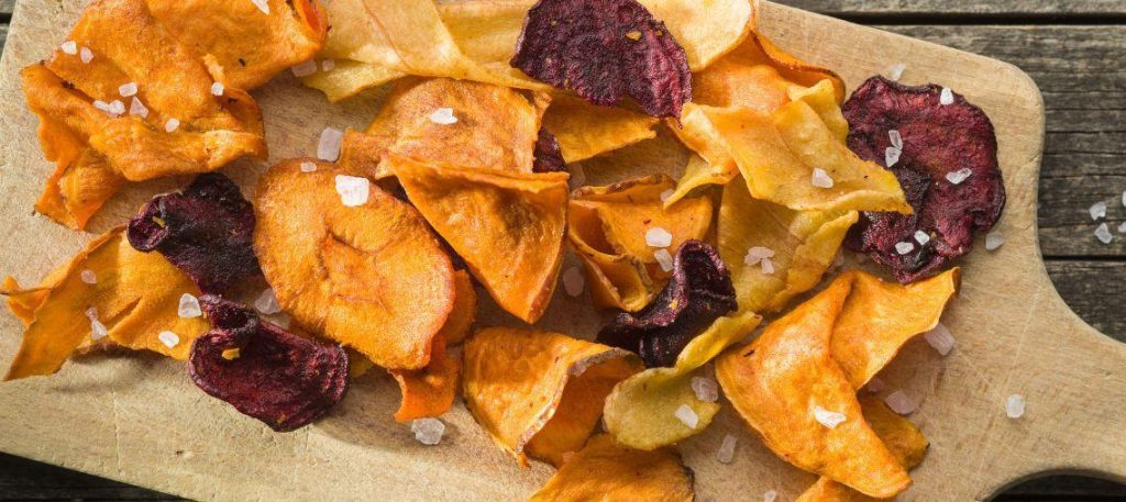 Chips de legumes (batata-doce, abobrinha, cenoura)
