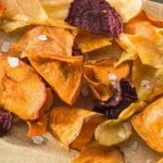 Chips de legumes (batata-doce, abobrinha, cenoura)