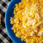 Cuscuz com ovo e queijo