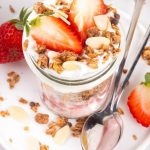 Iogurte com morango e granola caseira