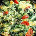 Omelete de claras com espinafre e tomate