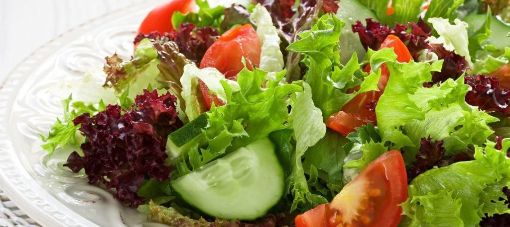 Salada de folhas com sementes