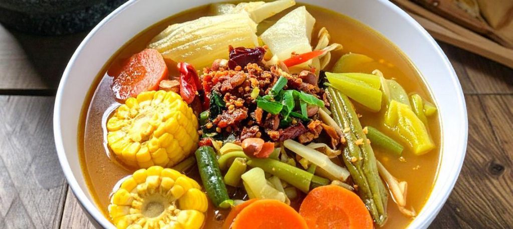 Sopa de legumes tradicional e milho