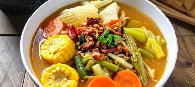 Sopa de legumes tradicional e milho