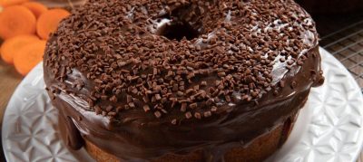 Bolo de cenoura com cobertura de chocolate