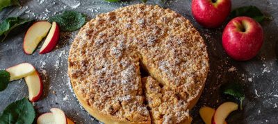 Bolo de maçã com farofa doce