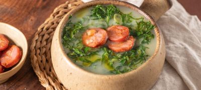 Caldo verde com couve e linguiça