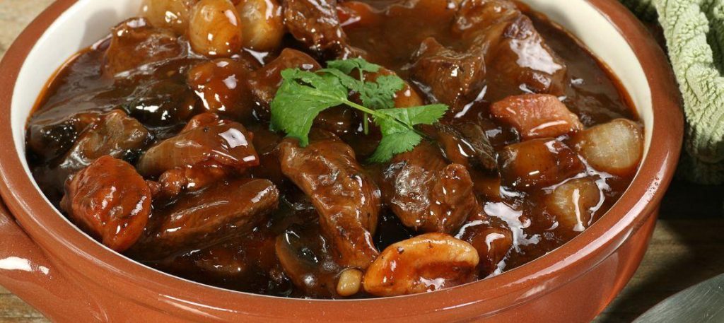 Carne ao vinho (estilo boeuf bourguignon)