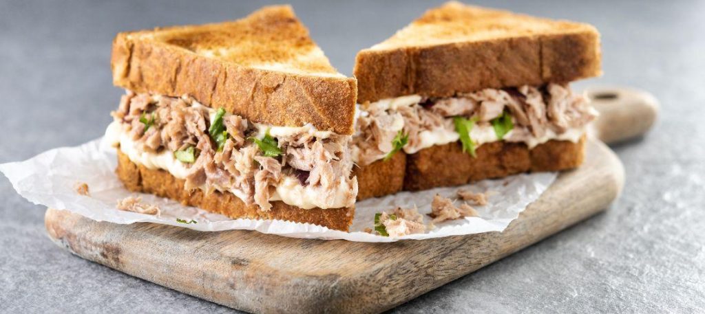 Lanche natural de atum com cenoura