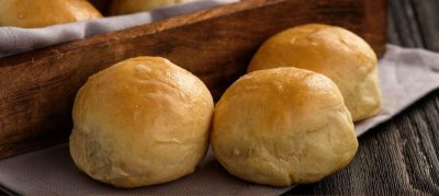 Pão de batata recheado com frango cremoso