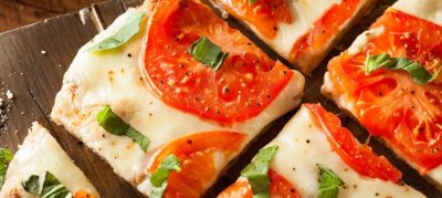 Pizza de pão de forma na frigideira