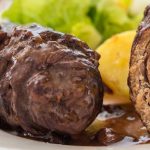 Rocambole de carne moída recheado com presunto e queijo