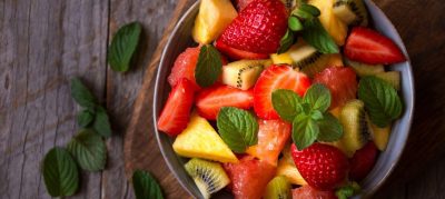 Salada de frutas com morango e hortelã