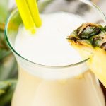 Smoothie de coco e abacaxi (piña colada sem álcool)
