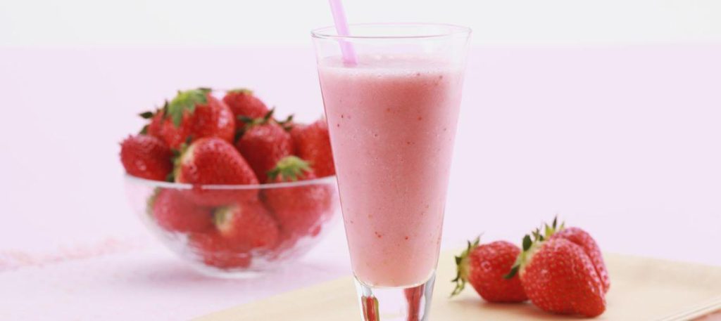 Smoothie de morango com leite de coco