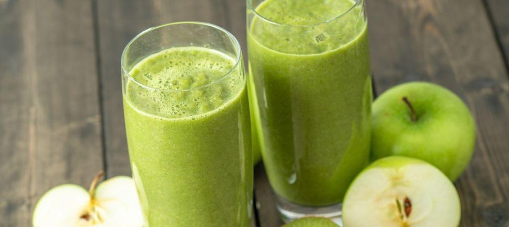 Smoothie verde com espinafre, kiwi e maçã