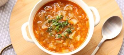 Sopa cremosa de batata com alho-poró
