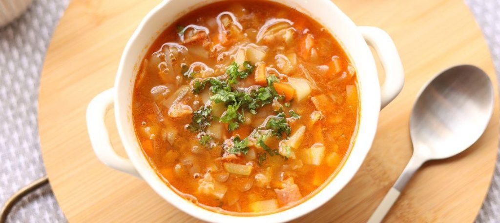 Sopa de feijão com macarrão e legumes